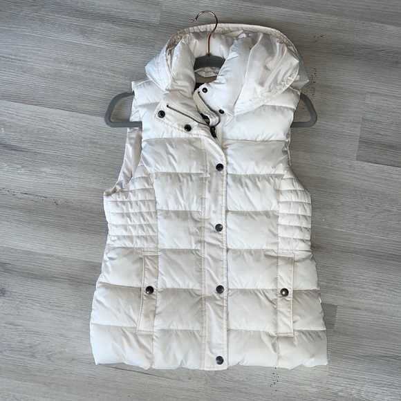 Abercrombie and Fitch medium white vest - Picture 1 of 8